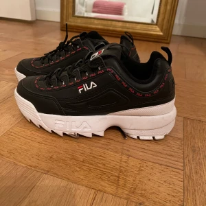 Fila skor  - Fila skor knappt använda   Prislappen kvar 800kr 