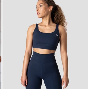 Träningsset från ICIW  - Navyblått träningsset från Icaniwill i serien nimble. Skönaste jag testat, liknar lululemon i material. Storlek S i båda delar. Aldrig använt så i nyskick 