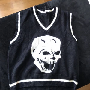 Sweater vest - Från shein, stl L men sitter som S. Säljer för 80kr