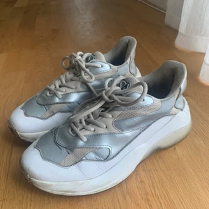 Axel Arigato skor  - Säljer fina Axel Arigato skor i stl37 Kontakta för fler bilder 550kr + frakt 