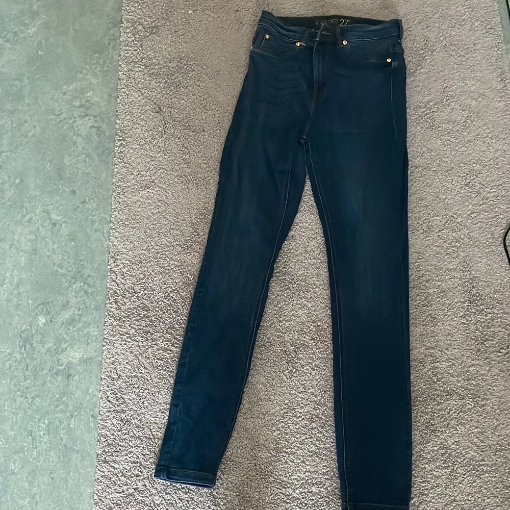 Använda jeans i fint skick som sitter väldigt skönt men tyvärr är för små för mig. Jeans & Byxor.