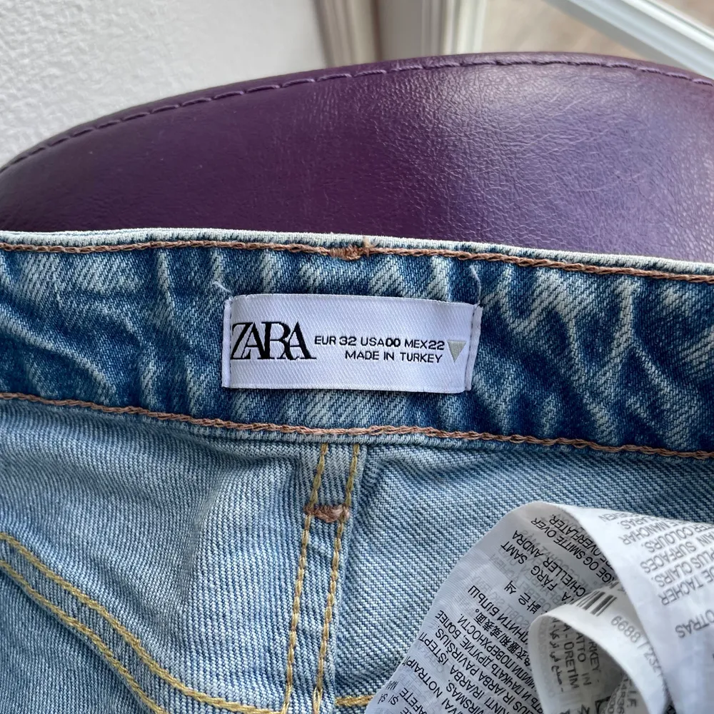 Säljer dessa fina blåa jeans från Zara. Säljer dom då jag tycker dom är lite korta. Dom är inte överdrivet använda och i fint skick. Storlek 32.. Jeans & Byxor.