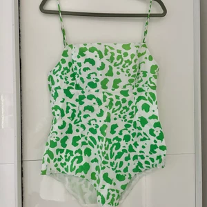 Grön body - grön och vit body från Zara i strl M, använd 1 gång!