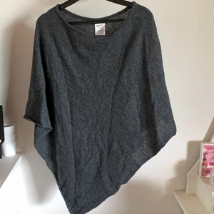 Grå poncho  - Fin grå poncho från Gina tricot, i bra skick. Onesize🤍