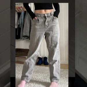 Pull and bear jeans  - Gråa pull and bear jeans. Inga difekter. Är högmidjade men på mig sitter de mer som mid/ low wasted beroende på hur mycket man drar med dem.