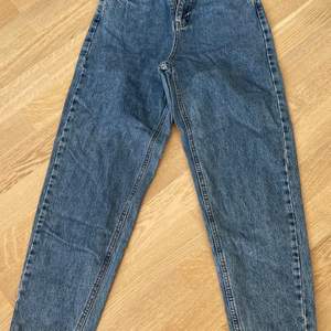 Jeans från Gina Tricot i storlek 34. Hänger bara och tar upp en masss plats i garderoben så passa på 💜🍭💜🍭
