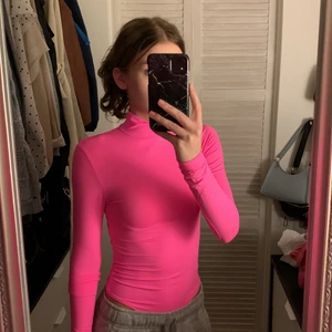 Neon body - En neon rosa body i storlek XS, köpt på bershka i spanien för flera år sen. Väldigt bra skick då den endast är testad några få gånger. Heltäckande och krage.