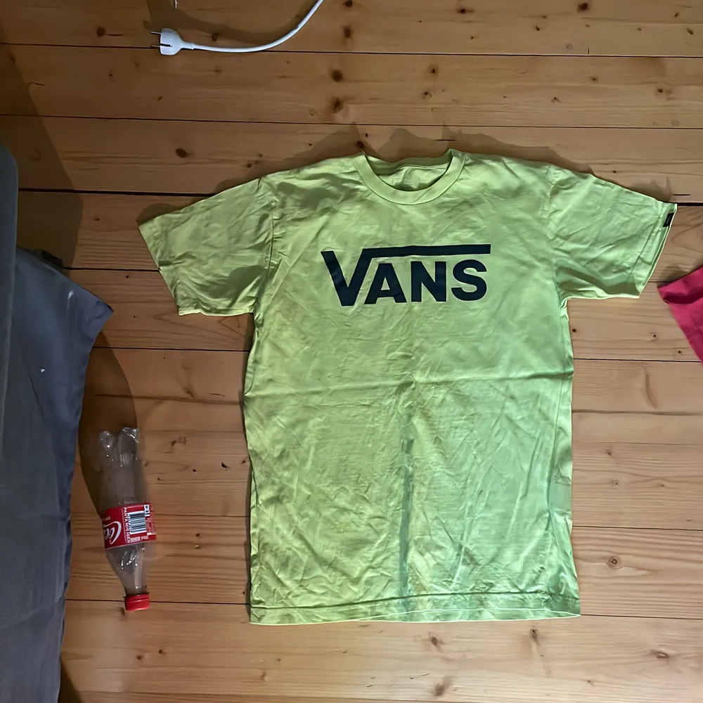 Två stycken sköna vans t-shirt som jag har andvänd hyfsat mycket. Dock ingen skada på dem. Säljer för att de är för små. Om ni bara vill köpa en så kan ni bara skriva. Köparen står för frakten.. T-shirts.