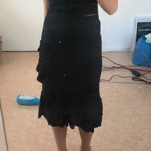 Fin lång svart kjol - Bra skick har aldrig använt den eftersom jag inte tycker jag passar i den 