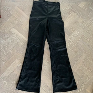 Skinn byxor  - Snygga utsvängda skinnbyxor som jag int får användning för! Frakt 66kr