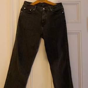Weekday galaxy jeans 30/30 i grå färg, inga defekter 