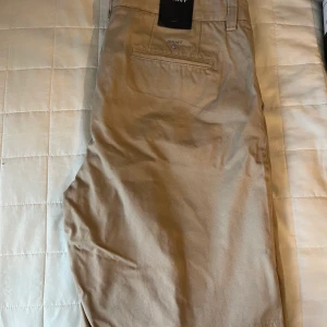 Gant shorts helt oanvända 200kr  - Shorts från Gant i chinos stuk. Helt oanvända , lappen sitter kvar. Ord. Pris 799 säljs för 200kr. 