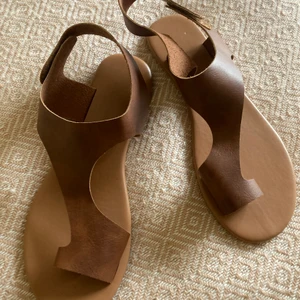 Sandaler  - Jättefina sommarsandaler.  Oanvända. Köpta på säljsida på nätet men passade tyvärr inte mig. Storlek 40-41 men passar någon med smala fötter. 