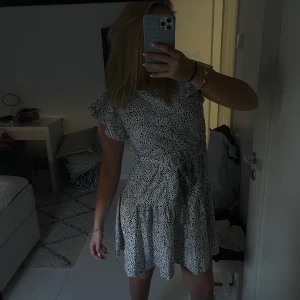 Klänning - Söt klänning som aldrig är använd! Storlek S!! Superfin nu till sommaren🥺💞