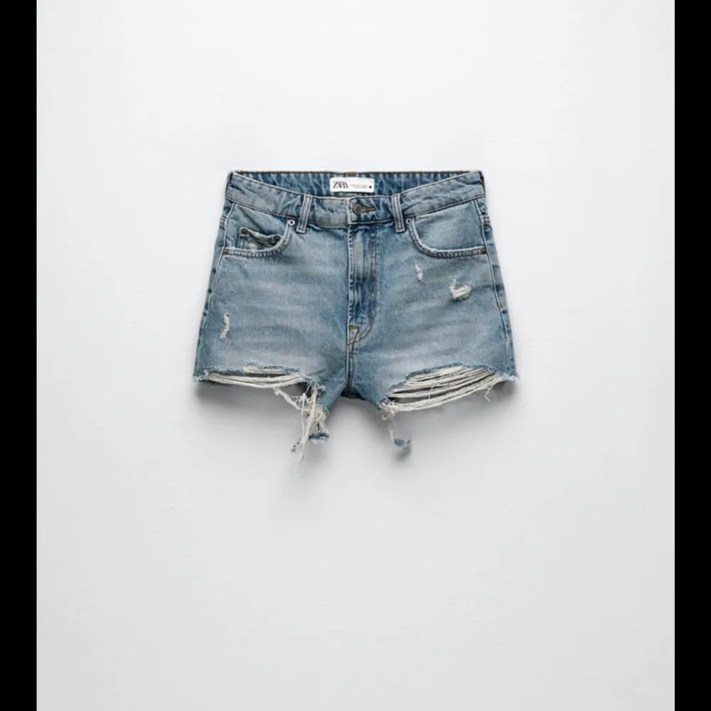 Ett par blåa helt oanvända jätte fina shorts från zara, ”zw the cut of shorts ” i storlek 34. Var lite förstora för mig och måste därför sälja. Jätte fina till sommaren❤️ Har prislapp kvar!. Shorts.