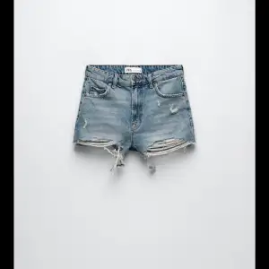 Ett par blåa helt oanvända jätte fina shorts från zara, ”zw the cut of shorts ” i storlek 34. Var lite förstora för mig och måste därför sälja. Jätte fina till sommaren❤️ Har prislapp kvar!