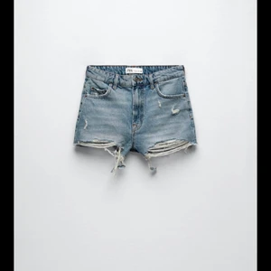Zara jeans shorts  - Ett par blåa helt oanvända jätte fina shorts från zara, ”zw the cut of shorts ” i storlek 34. Var lite förstora för mig och måste därför sälja. Jätte fina till sommaren❤️ Har prislapp kvar!