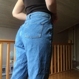 Snygga mom jeans  - Storlek 14 Märke - River island Knappt använd!  ♥️Du betalar frakt♥️