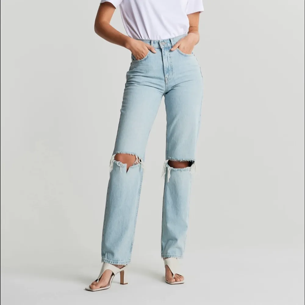 Populära jeans från ginatricot. Slitningar på knäna. Använda men bra skick.. Jeans & Byxor.