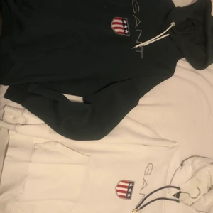 Gant hoodie - Den till vänster grön gant hoodie aldrig använt. Till höger vit gant hoodie använt ganska mycket. Skicket på den gröna är 10/10. Den vitas skick 7/10 kan fortfarande användas. Storlek M på båda.250 för en 400 för båda.