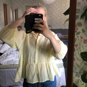 Blus Noisy May - Fin och somrig blus från Noisy May i storlek M. Kan skickas eller mötas upp i Norrköping.