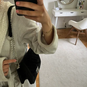 Väska - Liten söt väska med sammets tyg. Inga skador!