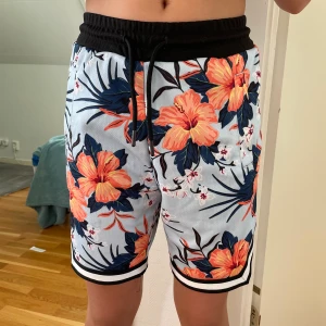 Somriga kille shorts - Detta är ett par shorts som är för killar. De har används många gånger men är i gott skick. De säljs för 50 + frakt och är i storleken XS
