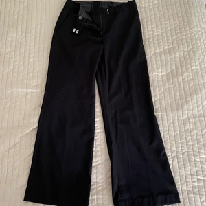 Svarta kostymbyxor  - Säljer mina svarats kostymbyxor från H&M i storlek 40 💕✨ Säljer dem för 70kr +frakt 💕 Dm för mer bilder/info ☺️