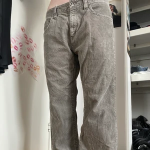 esprit - jag säljer ett par superfina gröngråa ESPRIT manchesterbyxor! använder de inte längre så bäst att sälja de! dessa är i strl 32/32 <3 (jag är 172)  skriv till mig för fler frågor!!