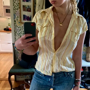 Sommar skjorta  - Supersöt skjorta i så fina färger. Bra skick. Köparen står för frakten på 50 kr❤️