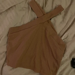 Topp - Beige topp med korsad hals! Storlek S! Köparen står för frakt.