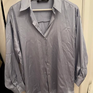 Satinskjorta - Ljusblå Satinskjorta storlek S (oversized)