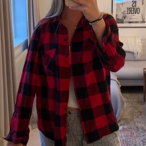 Flanellskjorta  - Röd och svart flanellskjorta från H&M.