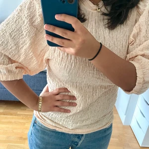 Topp/blus - Jättegullig rosa blus 👚 som passar perfekt nu till sommaren. Skönt material och passar med mycket. Blusen kommer från zara och köptes för 349 kr men säljer för 199 kr. Storlek S men sitter löst. Pris kan diskuteras💓