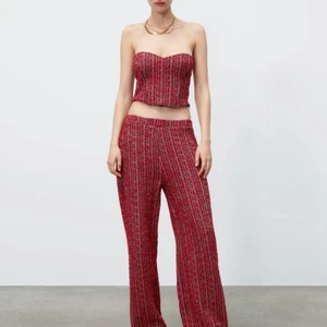 Röd mönstrad korsett zara - Snygg korsett topp från zara! Söljer då den är för stor för mig. Använd vid 2 tillfällen. Kan tänka mig att byta mot en Xs också!