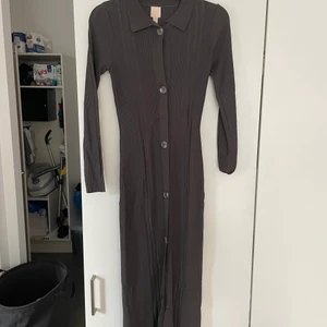 Klänning  - Säljer klänning från H&M trend! Prislappen sitter kvar då den aldrig är använd. Säljer den för 200 kr, storlek XS🥰