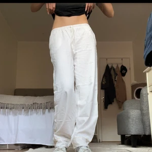 Zara linnebyxor  - Säljer sjukt fina linnebyxor från zara. Jag säljer dem eftersom jag har andra som jag använder mer❤️ Sitter så fint och är perfekta inför sommaren ☀️Och har en fin brodering längst sidorna(kolla bild 2) ❤️Yttre benlängden är 95 cm. Ledande bud: 500kr och om ingen blir intresserad så köper hon dem ikväll 