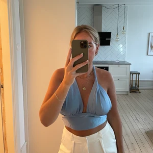 Ljusblå topp - Sååå fin topp till sommaren 💙💙 aldrig använd! Går att justera både runt och i nacken så passar alla 