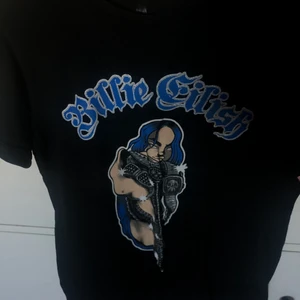billie eilish bling t-shirt - världens coolaste billie eilish tröja, med superballt tryck plus att trycket glittrar, väl använd som ni ser på taggen men annars finns ingen vidare syn på användning, köpt på bengans.
