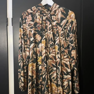 Klänning  - Klänning från hm i storlek 36. Säljer för 100kr + frakt 