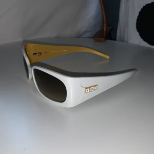 Fendi glasögon  - Riktigt fräna Fendi glajjor!  Köpta i Italien på en marknad ganska billigt så vet inte om dom är äkta eller inte. Se bild 3 för en liten flaw. Går att pruta!