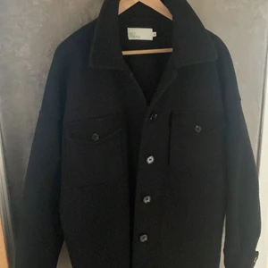 NELLY jacka , stl 40 - Jackan är i bra skick. Har använt den ett fåtal gånger men materialet har nopprat sig men man kan ta bort det. Köpte den på Nellys hemsida i februari 2022 för nypriset 749 kr. 🌸