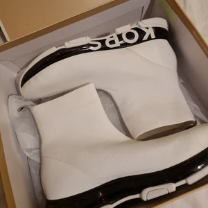 Michael Kors Sneakers - Köpt i Michel Kors butiken i MOS för 2000:-  Obs! I med att skorna är töjbara kan både 39 och 40 ha dem.