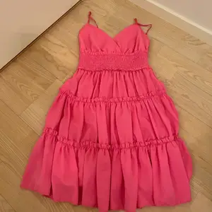 Jätte fin neonrosa volang klänning, köpt o Spanien 💕 BUD: 250