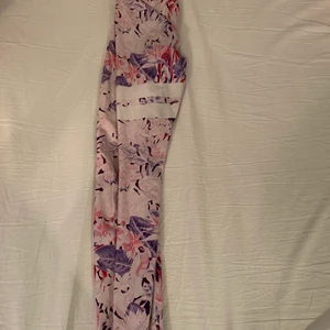 Träningstights  - Rosa stronger tights  I stl XS Kontakta för fler bilder  100kr + frakt