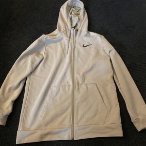 Nike tröja - Nike huvtröja med dragkedja. Tröjan är i väldigt fint skick. Tröjan är i storlek M