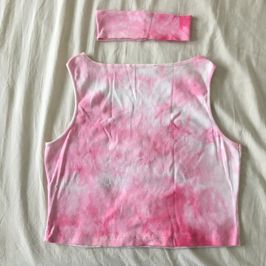 Rosa batiktopp med pannband - 90