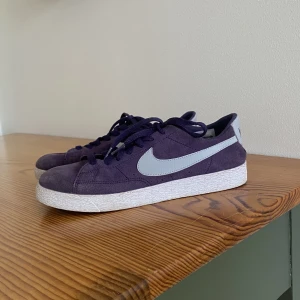 Nike air low - Nike air low storlek 38-39. Färgen är ljusblå och lila. Äkta mocka. Använda 1 gång, men märkte snabbt att de är för små så de söker ett nytt hem! (Limited edition)