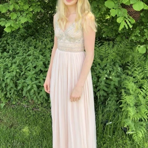 Balklänning  - Bara använd 1 gång. Jättefin ljusrosa balklänning med kristall topp i storlek S, jag är 172 cm och hade korta klackar.