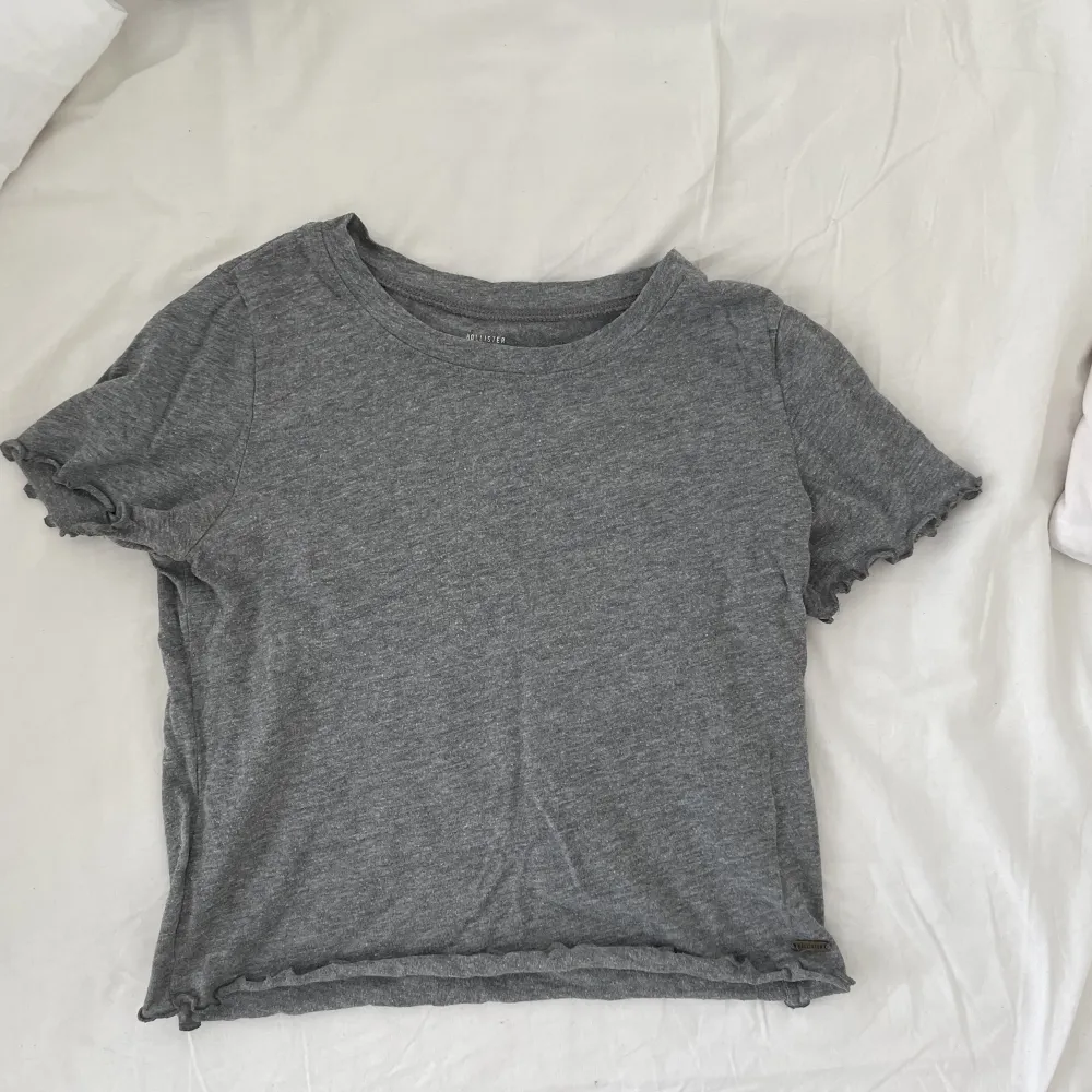 Säljer denna gråa T-shirten från hollister. Står xs men passar större. Jätte fin och skön❣️. T-shirts.